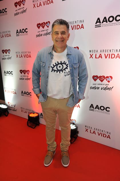 Julián Weich se mostró con una de las remeras que forman parte de la campaña solidaria. Hay dos modelos diferentes, y un tercero para niños, que se encuentran a la venta en las tiendas de las 60 marcas participantes