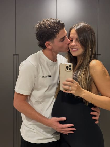Julián y Emilia, felices con la llegada de su primer hijo (Foto: @emiliafferrero)