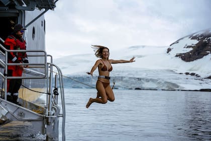 Juliana Álavrez Curetti, saltando al agua helada. "Al salir te dan un shot de vodka para que te recuperes", cuenta