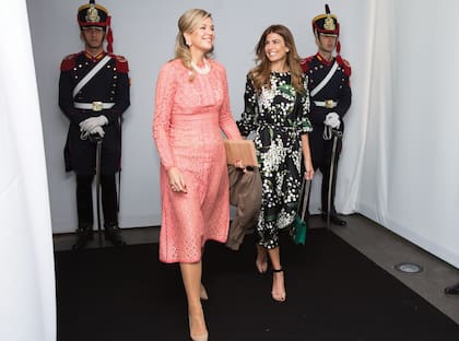 Durante el G-20, también, la primera dama optó por un vestido estampado con flores y hojas, ceñido a la cintura y de largo midi, para dar su presente en un almuerzo en el museo Malba que compartió con Máxima de Holanda.