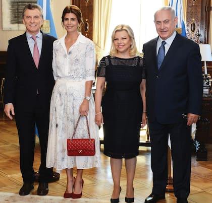 Para recibir al primer ministro israelí Benjamin Netanyahu y su mujer Sara, Juliana Awada optó por un conjunto de blusa y falda de seda pintada a mano de Mila Kartei. Lo combinó con una cartera de Chanel y stilettos al tono.
