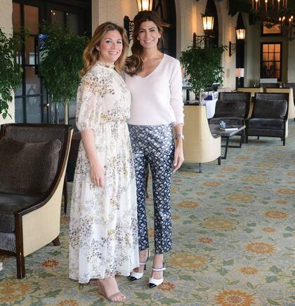 El año pasado, Juliana acompañó al presidente Mauricio Macri a la Cumbre del G7 y en un encuentro privado con la primera dama de Canadá, Sophie Gregoire Trudeau, llevó un pantalón de brocato estampado, que acompañó con suéter y guillerminas de Prada.