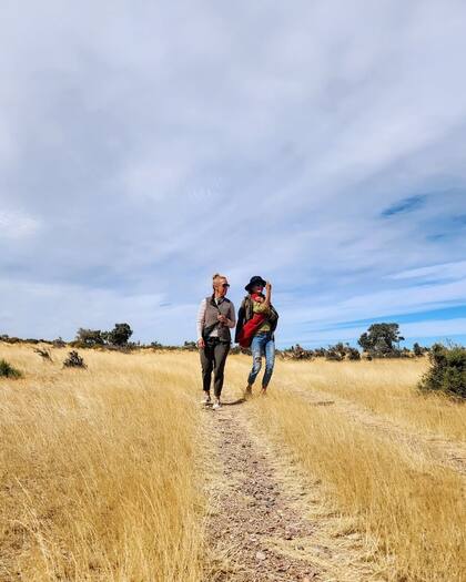 Juliana Awada con Astrid Perkins, la pareja de Matías Soriano, dueño de Bahía Bustamante