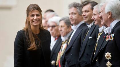 Juliana Awada con look protocolar en su visita al Papa captó las miradas de los presentes