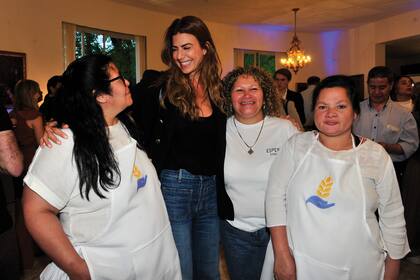 Juliana Awada conversó con las emprendedoras. Acá se la ve con Rosa, de carteras Esperanza, y con Graciela y Blanca, de la Panadería Manos Unidas por Itatí.
