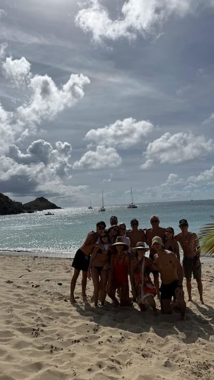 Juliana Awada decidió pasar su cumpleaños con un enorme grupo de amigos en la playa
