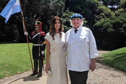 Juliana Awada, en los detalles de los preparativos del almuerzo, con el chef Francis Mallmann