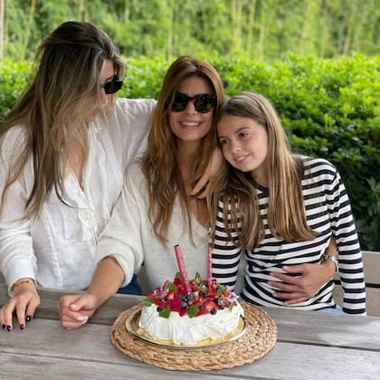Juliana Awada, esposa de Mauricio Macri, junto a sus dos hijas: Valentina (izquierda de la imagen) y Antonia (derecha)