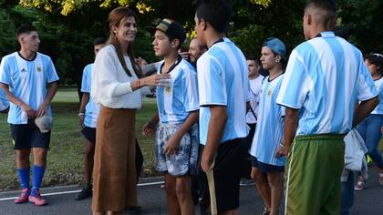 Juliana Awada invitó a un grupo de chicos a jugar fútbol en la Quinta de Olivos