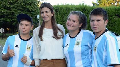 Juliana Awada invitó a un grupo de chicos a jugar fútbol en la Quinta de Olivos