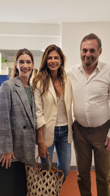 Juliana Awada junto a Clara Alonso y a Alejandro Awada. La empresaria aprovechó para felicitar al elenco, luego de la función