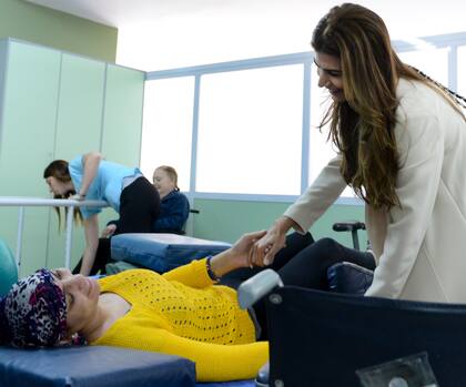 Juliana Awada junto a Karen Sánchez, paciente internada en ALPI luego de haber sufrido un accidente en moto