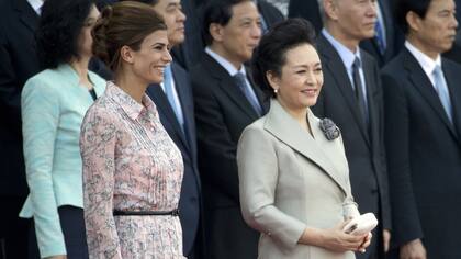 Juliana Awada, left, wife of Argentine President Mauricio Macri, and Peng Liyuan, wife of Chinese President Xi Jinping, watch a welcome ceremony at the Great Hall of the People in Beijing