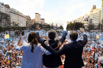 Juliana Awada, Mauricio Macri y Miguel Pichetto, el sábado, en el Obelisco