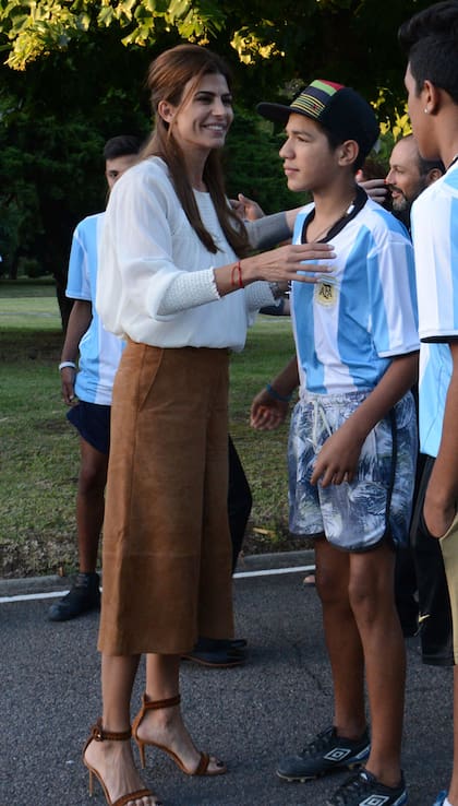 Juliana Awada recibió a un grupo de jóvenes en la quinta de Olivos para un partido de fútbol