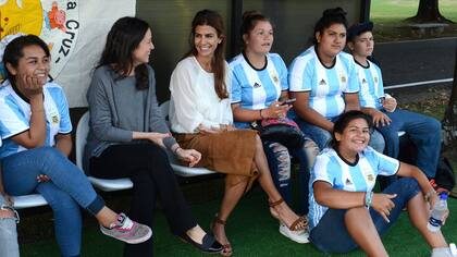 Juliana Awada recibió a un grupo de jóvenes en la quinta de Olivos para un partido de fútbol