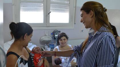 Juliana Awada visitó una maternidad en Vicente López