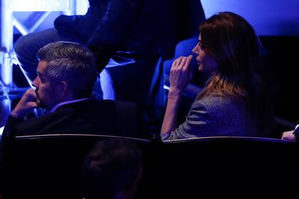 Juliana Awada se sentó al lado del jefe de Gabinete, Marcos Peña, en la primera fila del salón de actos de la Facultad de Derecho de la UBA