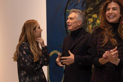 Juliana Awada y Mauricio Macri en una muestra de María Calcaterra