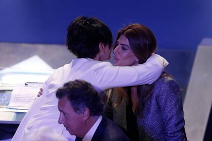 Juliana Awada se abraza con la periodista Mónica Gutiérrez, moderadora del debate presidencial