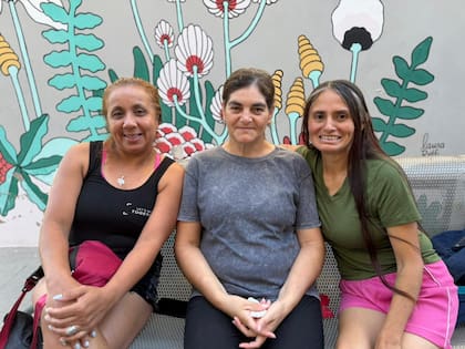 Juliana (centro), junto a dos de las madres del grupo. Escuchar y ser escuchada: lo que la Fundación le dio primero y lo que ella ahora devuelve.