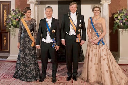 Juliana -con un diseño de organza by Ménage à Trois- y Macri junto a los reyes Guillermo Alejandro y Máxima, en una comida que los monarcas organizaron en el Palacio Real de Ámsterdam, durante una visita oficial del ex presidente a los Países Bajos, en 2017