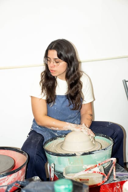 Juliana Dicosimo en su taller de cerámica