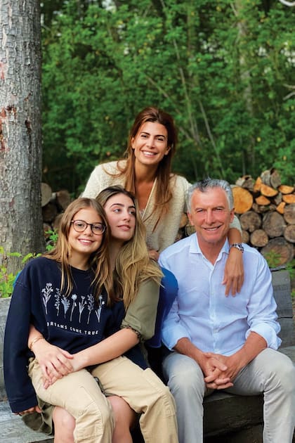 Juliana empezó a dar pistas de estar instalada en el Sur el 11 de diciembre pasado. El 24, lo confirmó con una postal familiar en la que expresaba sus deseos para la Nochebuena. “Paz y amor”, escribió junto a la foto en la que se la ve con Mauricio Macri y sus dos hijas, Valentina y Antonia.