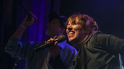 Juliana Gattas canta con Emanero en "Secreto paraíso"