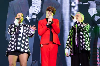 Juliana Gattas y Ale Sergi con Goyo, cantante de Bandalos Chinos