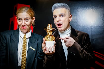 Juliana Gattas y Ale Sergi de Miranda! con su flamante Gardel de Oro