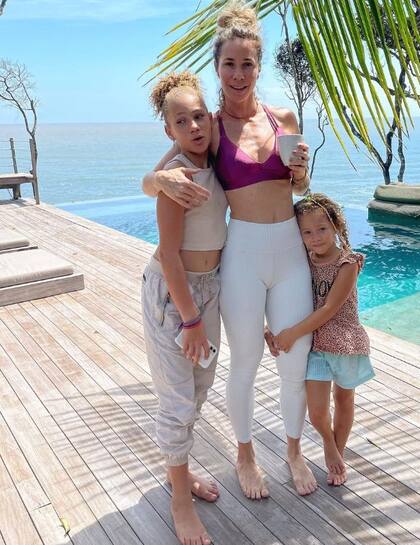 Juliana Ghiotto, ceo de Barracuda y sus hijas, nacidas y criadas en Itacaré.