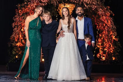 Juliana Giambroni abraza a su hijo Milo, nacido de su relación con Martínez. Junto a ella, la homenajeada posa con el empresario Matías Di Chiara (pareja de su madre desde hace ocho años) y el hijo de ambos, Dante Di Chiara.