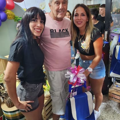 Juliana (izquierda) y Vanesa (derecha) junto a un cliente en la verdulería