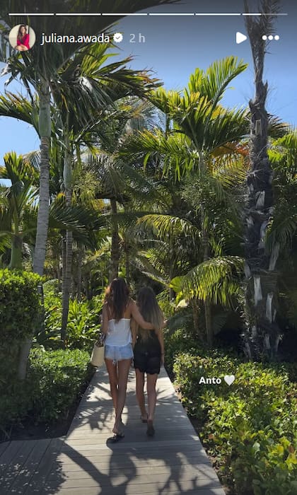 Juliana junto a Antonia, hija de su relación con Mauricio Macri (Foto: @juliana.awada)