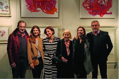 Juliana, la menor, guió a la “comitiva de hermanos” que dio el presente en la inauguración de “Constelaciones”, la muestra de Leila, la artista plástica