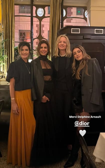 Juliana posa junto a su hija Valentina, a Charlotte Barbotin-Larrieu, y a su anfitriona, Delphine Arnault, de Dior y heredera del grupo LVMH