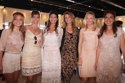 Juliana posó junto a sus amigas Pamela Marcuzzi, Marina Lafuente, Catherine Roemmers y Zoraida Awada.