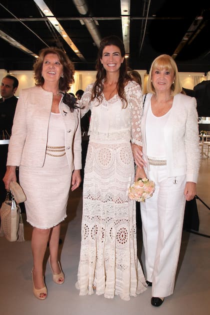 Juliana posó sonriente junto a su flamante suegra, Alicia Blanco Villegas, y su mamá, Pomi Awada.