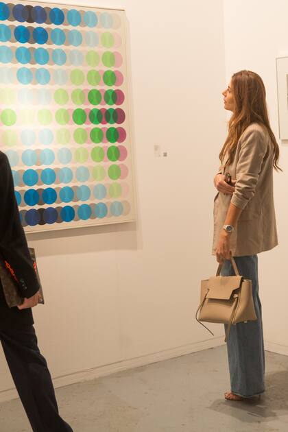 Juliana recorrió cada stand con tranquilidad, preguntando por el trabajo de los artistas.