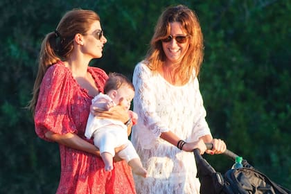 Juliana sacó a pasear a su beba junto a su sobrina Delfina Rossi, hija de Zoraida Awada