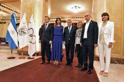 Juliana se destacó en el evento por el color de su vestido.