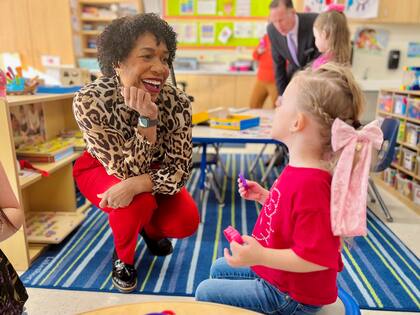 Juliana Stratton, vicegobernadora de Illinois desde 2019, lanza su campaña al Senado en Bronzeville, el barrio donde creció y aún reside con su familia