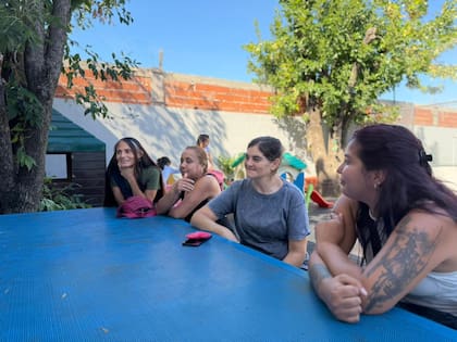 Juliana (tercera desde la izquierda) junto al grupo de madres que coordina en la Fundación Nordelta. Se reúnen cada semana. Algunas vienen solas; otras traen a sus hijos. Todas van a no estar solas.