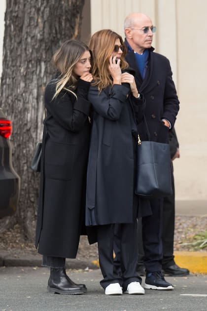 Juliana, Valentina y Bruno, al salir del cementerio. 