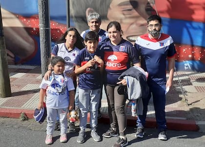 Juliana y José, junto a algunos de sus hijos, en una salida al estadio. La familia Longhi, hincha de Tigre y de la vida.