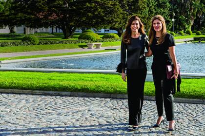 Juliana y la princesa Dina Mired posan durante su recorrida por los jardines de Olivos.