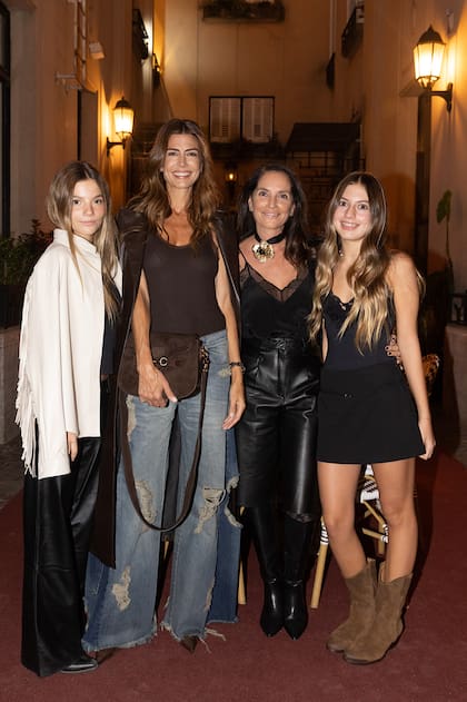 Juliana y Maria junto a sus hijas, Cala y Antonia, íntimas amigas
