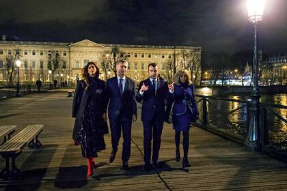 Juliana y Mauricio junto a Emmanuel Macron y su mujer Brigitte atraviesan el Puente de las Artes rumbo a la comida en el restaurante Guy Savoy. FOTO: AGENCIAS