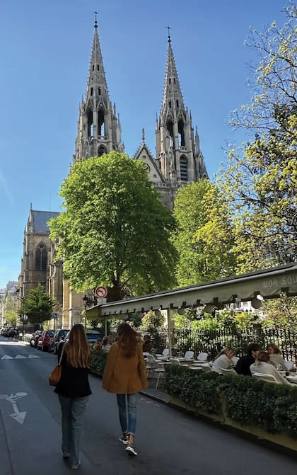 Juliana y su hija Valentina
caminan por la Rue Saint-Dominique, donde se
encuentra el restaurante
Mon Square. Más adelante,
se ve la basílica de Santa
Clotilde.